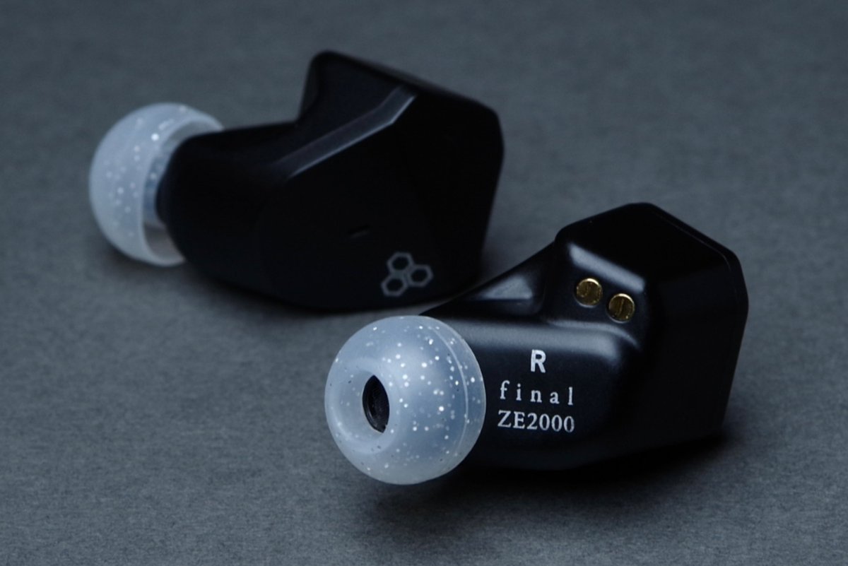reb_audio's tweet photo. きむ兄📸が、現在 #イヤピガチャ で展開中の完全ワイヤレス専用仕様イヤーピース「TYPE E Lame（ラメ）」を撮ってみました！

キラキラが判りやすいよう、少し暗めかつコントラストを強めに…📷
#ZE2000 のBLACKに装着すると、見た目がさらにかっこいい感じになりました😊✨ https://t.co/J58wSDGdBz