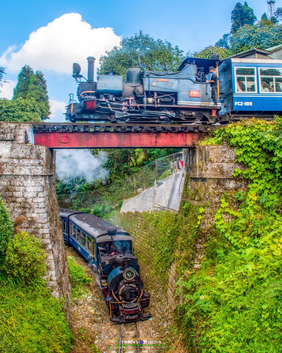 Himalayasorg's tweet photo. Batasia Loop is a unique railway engineering marvel located in Darjeeling, India. It is a spiral loop that takes the train through a 360-degree turn and elevates it by around 100 feet within a small area.
#darjeeling #kalimpong #Sikkim #Siliguri #Batasialoop #Batasia https://t.co/7qOle3rGMn