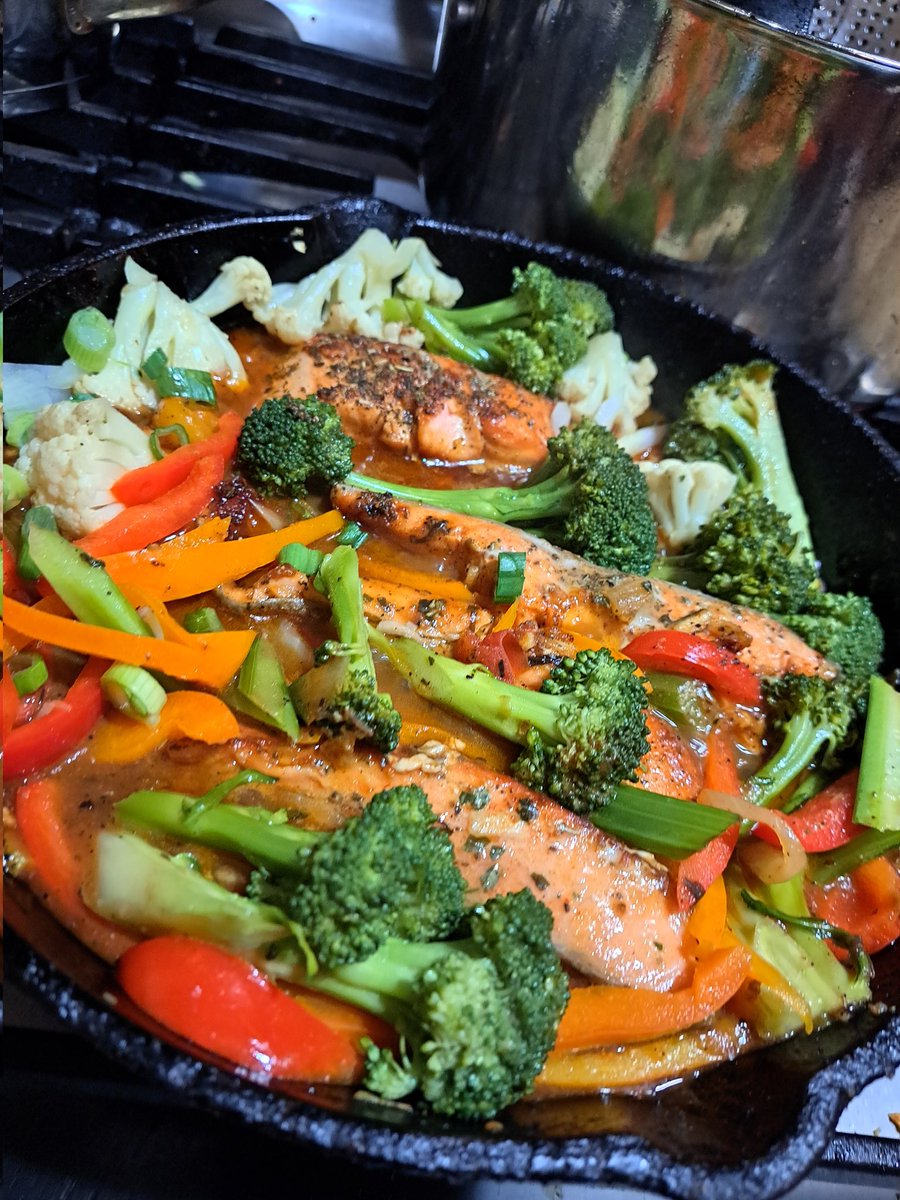 FarealDoe's tweet photo. Salmon x Veggies #Foodie #homecookingvsfastfood
#EatintheCrib #FarealDoe https://t.co/W0xc7S8M9x