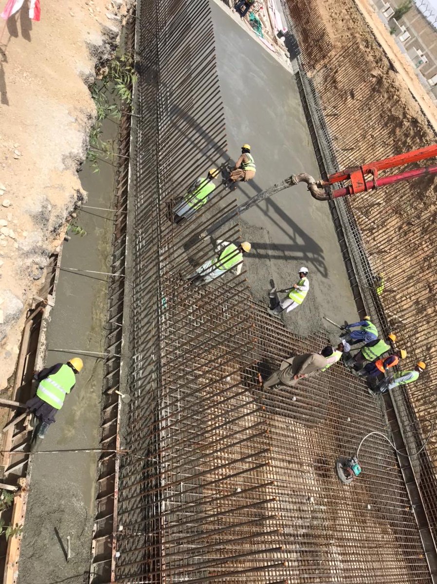 sharjeelinam's tweet photo. Construction work is continue on Pakistan’s First Bio Gas Bus service “Red Line BRT” in karachi. PPP’s Sindh government is fully focused on transport projects. Karachi is the top priority. #KarachiForEveryone https://t.co/YllrTARHid