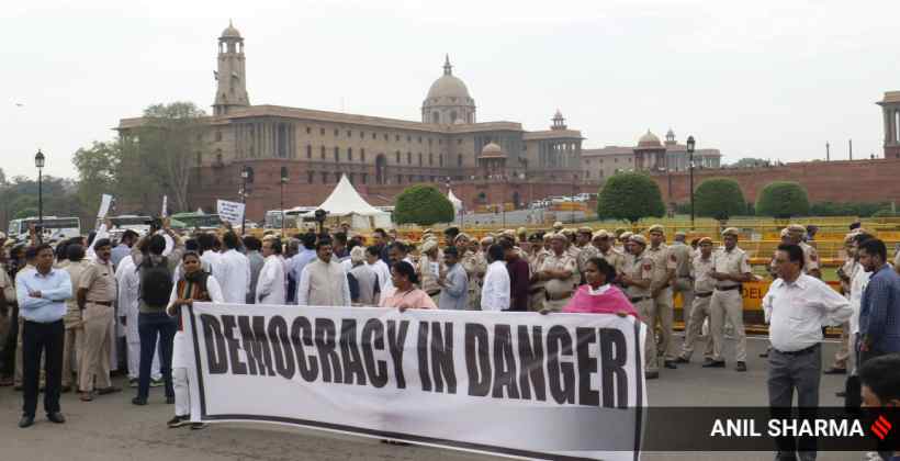 IndianExpress's tweet photo. #InPics | Congress leaders protest against #RahulGandhi disqualification in Parliament
#LokSabha

#ExpressPhoto by @anilsharma07 
https://t.co/pAtHVdMno6 https://t.co/ONDcBq6gJX