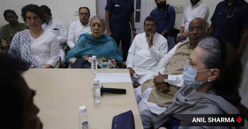 IndianExpress's tweet photo. #InPics | Congress leaders protest against #RahulGandhi disqualification in Parliament
#LokSabha

#ExpressPhoto by @anilsharma07 
https://t.co/pAtHVdMno6 https://t.co/ONDcBq6gJX