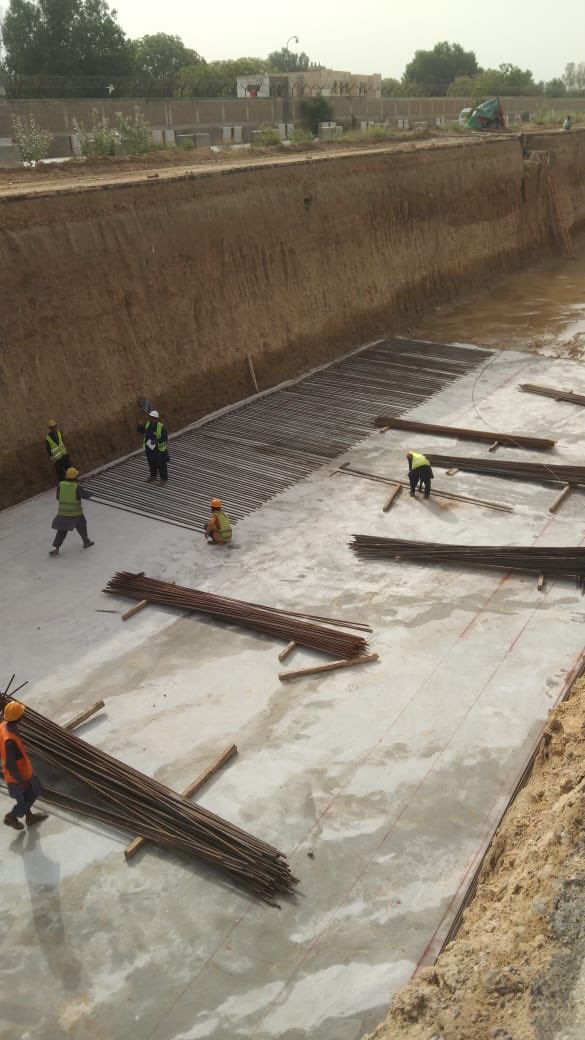 sharjeelinam's tweet photo. Construction work is continue on Pakistan’s First Bio Gas Bus service “Red Line BRT” in karachi. PPP’s Sindh government is fully focused on transport projects. Karachi is the top priority. #KarachiForEveryone https://t.co/YllrTARHid