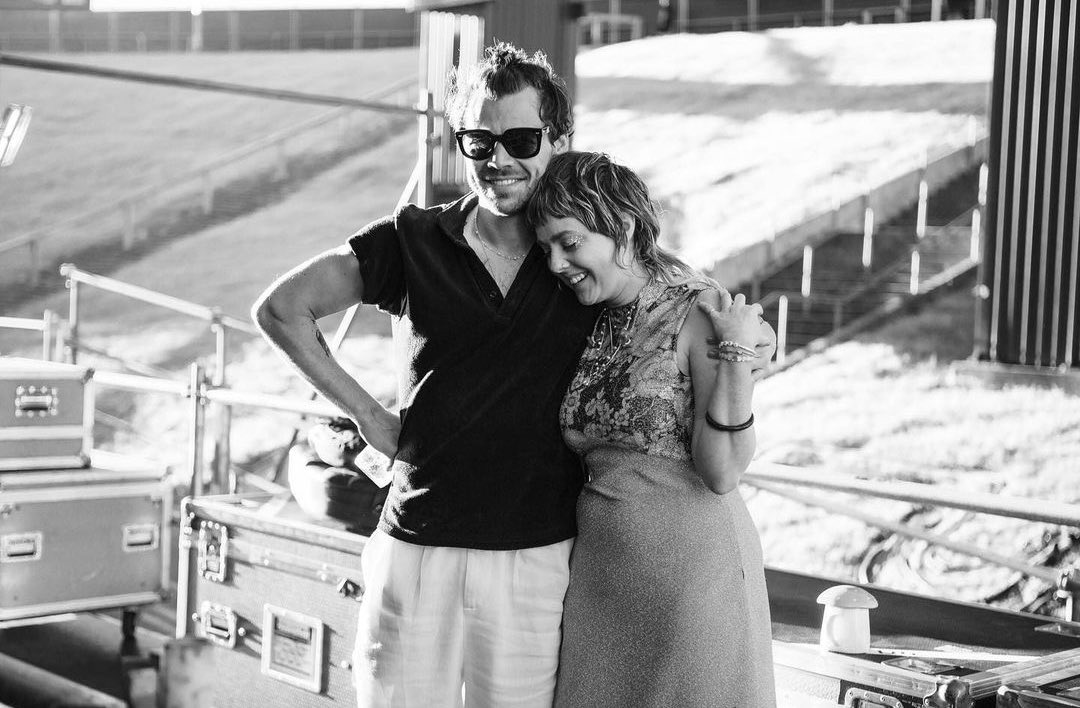 hsdaily's tweet photo. Harry and Nyoh backstage at MT Smart Stadium in Auckland, New Zealand (via itskatieoneill) https://t.co/k4f00ZdubQ