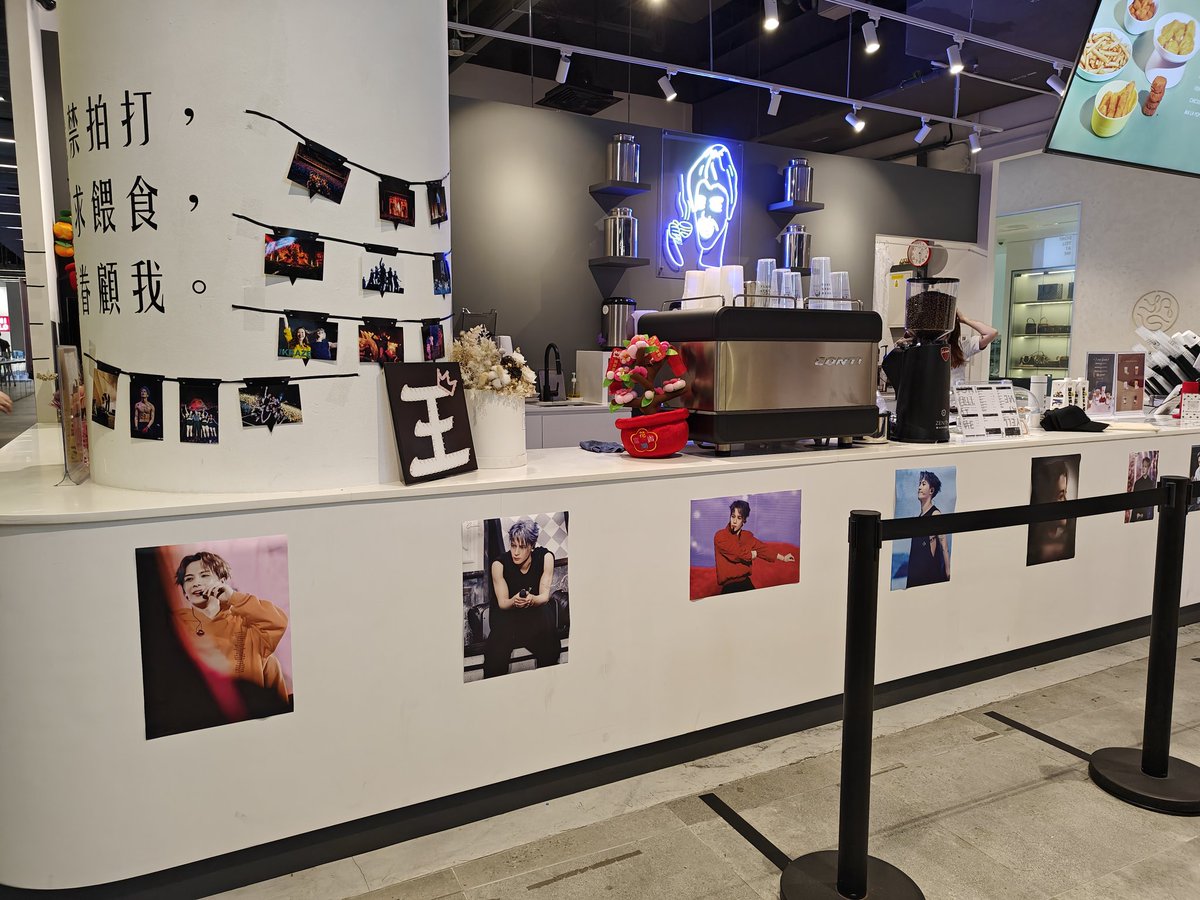 SingaporeJackys's tweet photo. We are open early! 🎉

2023 Jackson Wang birthday cupsleeve event 🇸🇬

📍 Dont Yell At Me @ Orchard Central
📆 25th Mar 3PM – 28th Mar 7PM

All the posters and photos will be given out at the end of the event on 28/3, if you want one, do come down then! 

#JacksonWang https://t.co/UlkVyndUbX