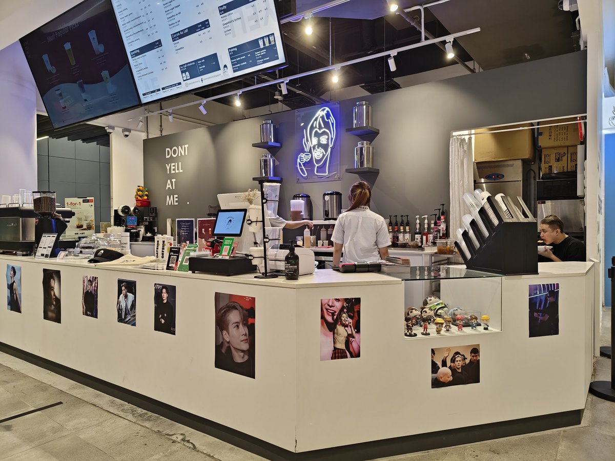 SingaporeJackys's tweet photo. We are open early! 🎉

2023 Jackson Wang birthday cupsleeve event 🇸🇬

📍 Dont Yell At Me @ Orchard Central
📆 25th Mar 3PM – 28th Mar 7PM

All the posters and photos will be given out at the end of the event on 28/3, if you want one, do come down then! 

#JacksonWang https://t.co/UlkVyndUbX