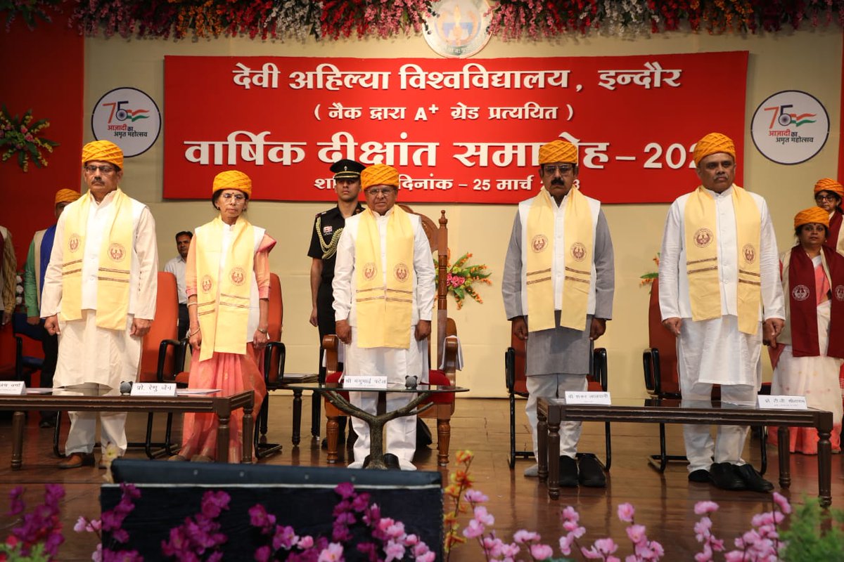 दीक्षांत समारोह में राज्यपाल श्री मंगू भाई पटेल भी सम्मिलित हुए.
<a href="/GovernorMP/">Governor of Madhya Pradesh</a> 
<a href="/iShankarLalwani/">Shankar Lalwani - #IndoreAhead</a>