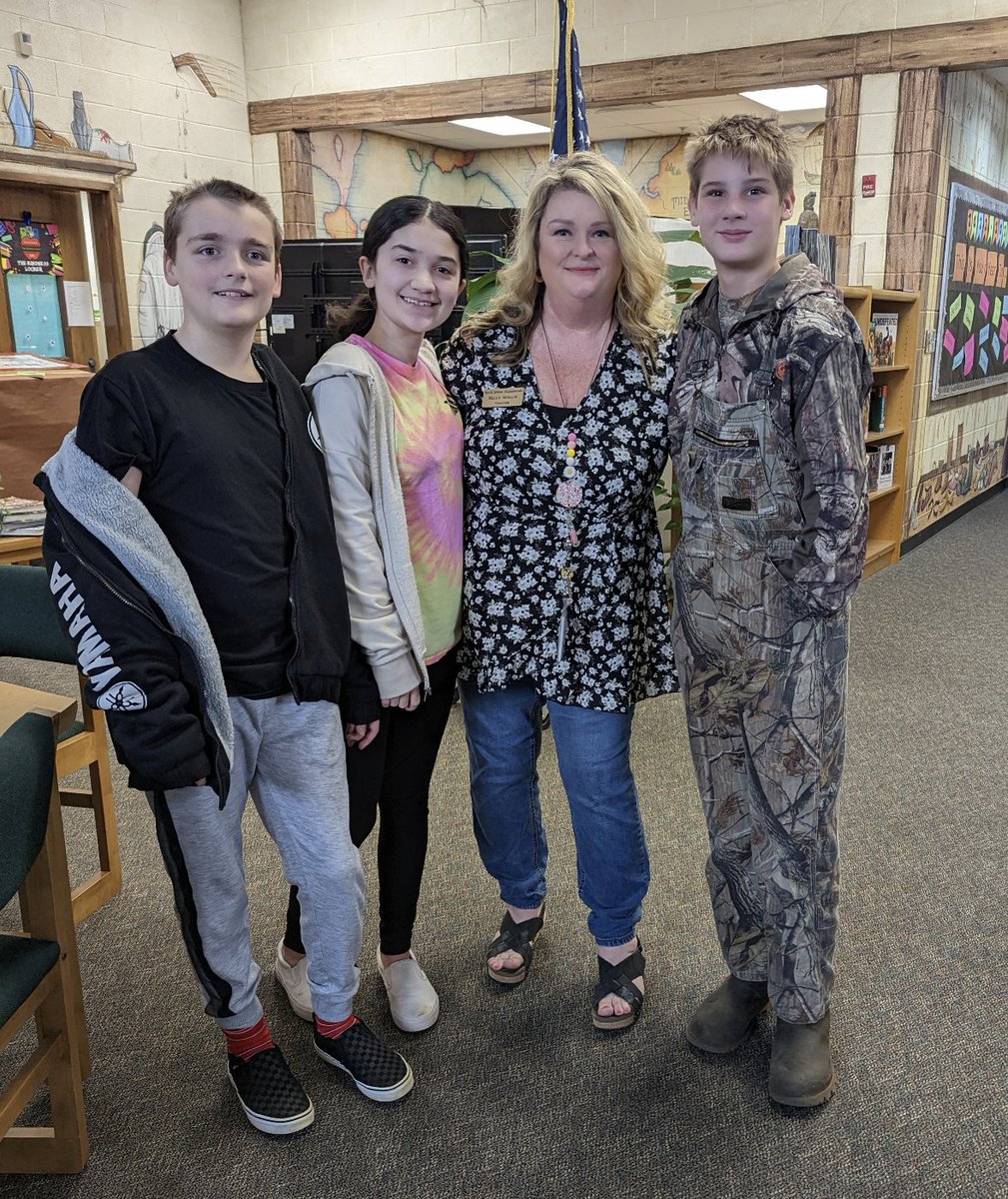 reddirtroad141's tweet photo. Running into my students from last year makes my heart happy 💚💛💚💛 https://t.co/lGARsDnXLa