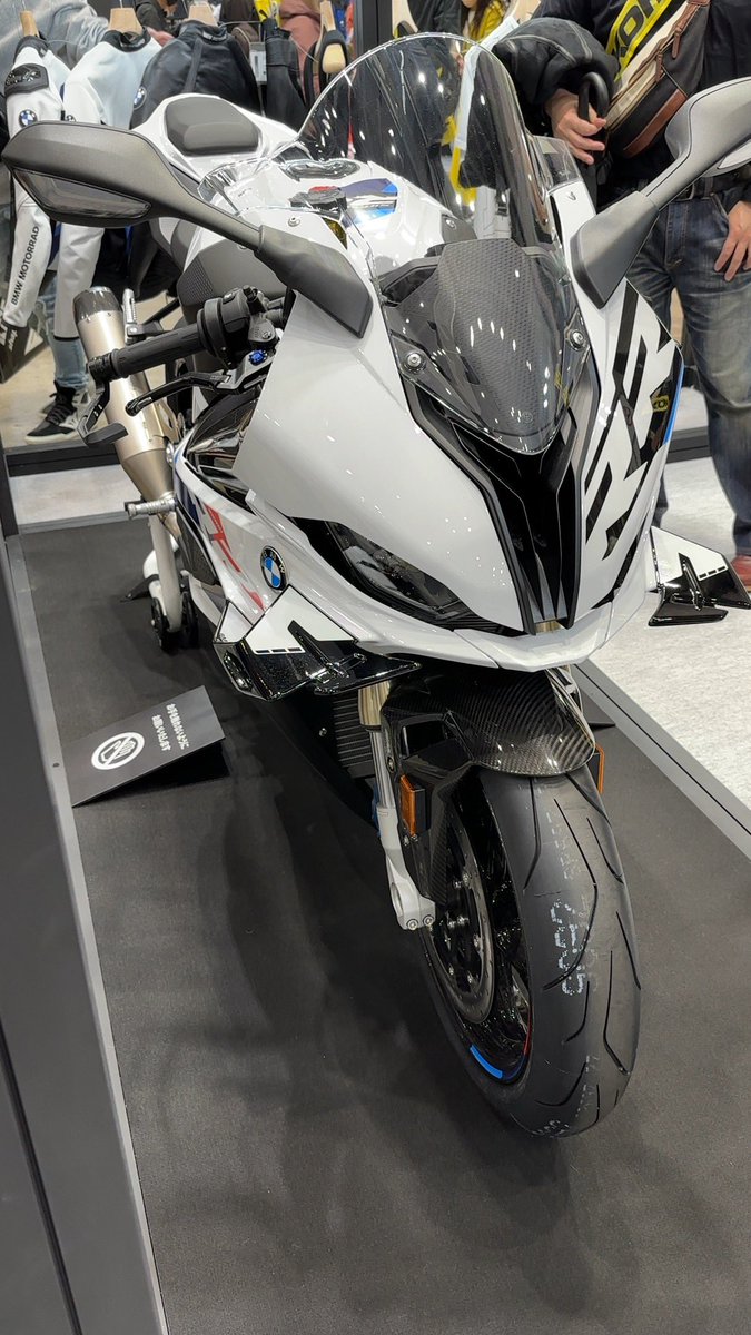 「BMWだぁ〜!維持費高そうだけど一回ぐらいは乗りこなしてみたいですね#東京モータ」|あまがみ千紗都（Amagami Chisato）のイラスト