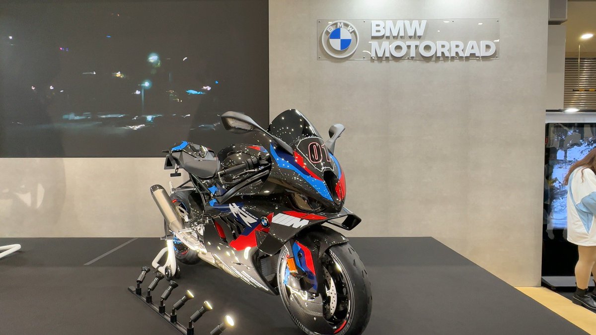 「BMWだぁ〜!維持費高そうだけど一回ぐらいは乗りこなしてみたいですね#東京モータ」|あまがみ千紗都（Amagami Chisato）のイラスト