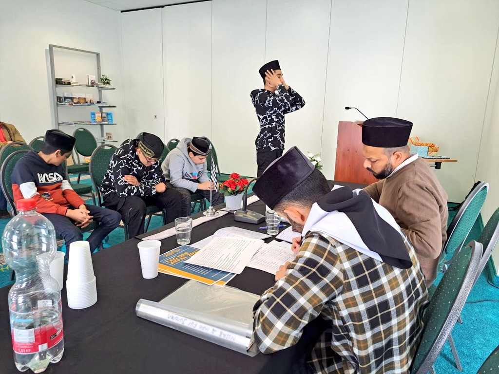 AJ_Iserlohn's tweet photo. Am letzten Samstag fand in unserer #Moschee der "Tag der Atfal" statt Alhamdulillah. Es war für unsere jüngeren Brüder ein besonderer Tag. Neben dem leckeren Essen und interessanten Wettbewerben gab es für jeden Teilnehmer auch einen speziellen Preis. @atfal_de @KhuddamDE https://t.co/soUU5mPLup