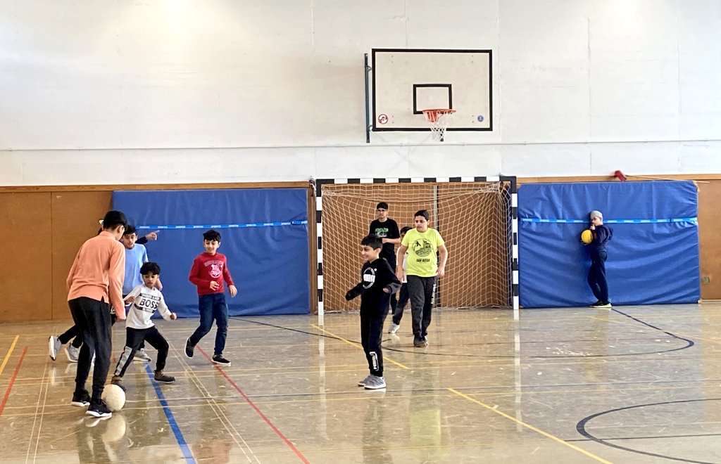 AJ_Iserlohn's tweet photo. Am letzten Samstag fand in unserer #Moschee der "Tag der Atfal" statt Alhamdulillah. Es war für unsere jüngeren Brüder ein besonderer Tag. Neben dem leckeren Essen und interessanten Wettbewerben gab es für jeden Teilnehmer auch einen speziellen Preis. @atfal_de @KhuddamDE https://t.co/soUU5mPLup