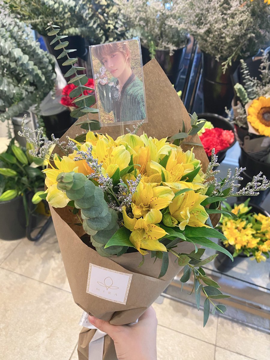 MIRALEFLEUR's tweet photo. [ TXT ACT: Sweet Mirage Tour Series]

💐the sweetstromeria bouquet💐

Start TXT's 2nd world tour with a small congratulatory bouquet by Mira Le Fleur! 💕

All A:SM bouquets come with 2 free holographic photocards (random 2/5 👀)

Get yours now for only ₱250! https://t.co/U22X6HdKZV