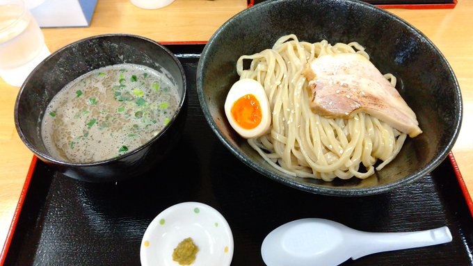 近所のまるたんさんに行って3月限定の濃厚煮干しつけ麺を食べて来ました♪
あ!これ美味しい!
モチモチ極太麺に濃厚だけどサッパリしてる煮干しスープ、厚切りベーコンの様な炙りチャーシュー、どれも良い♪
スープはもう少し濃い方が麺との絡みが良い気もしたけど僕は薄味好きなのでこれはこれでw 