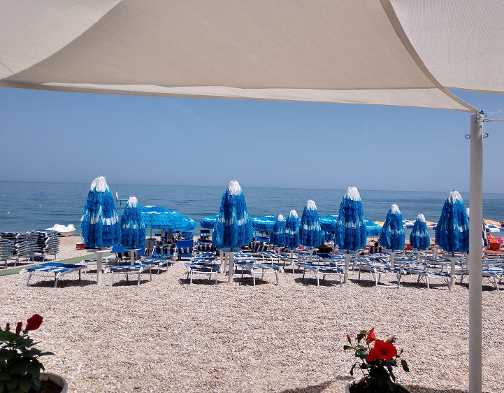 SonoitaliaInfo's tweet photo. Im apulischen #Gargano findet der Besucher eine atemberaubend schöne Natur. Die #Bucht von #Vignanotica mit ihrer erstaunlichen weißen hohen #Klippe gehört dazu. 👉https://t.co/qI8kVrYbzG @discoverypuglia @WeAreInPuglia @WeareinGargano @CiaoNico https://t.co/YOZhwTojc4