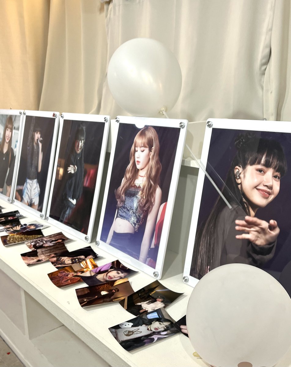 chaengram211's tweet photo. 카페로제 리사 생카 다녀왔다 🐣
사진들 다 너무 귀엽고 예쁘구.. 마카롱이 진짜 귀여워요 쁘 그자체
#HEARTSforLISA
#블랙핑크 #리사 #BLACKPINK #LISA https://t.co/HTBYC9lNGM