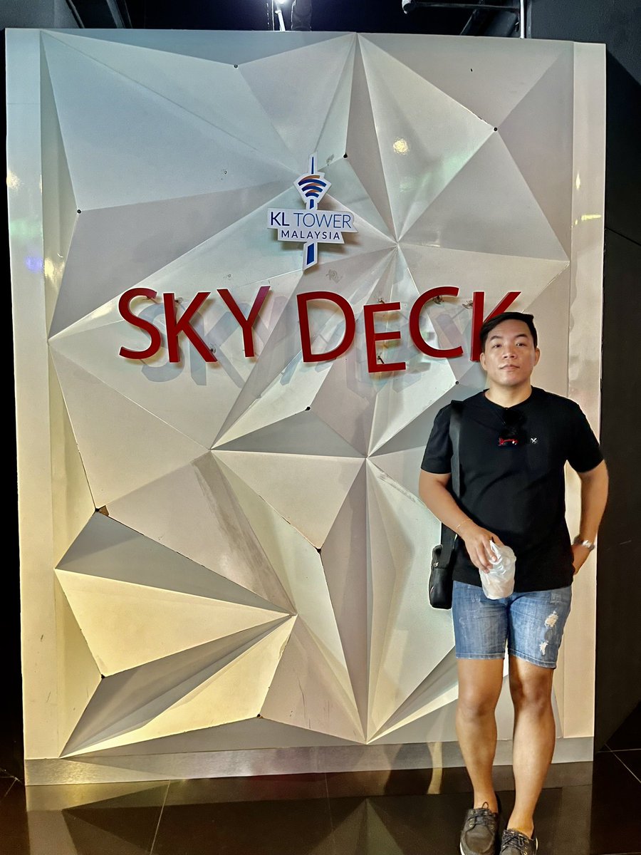 AshamanLester's tweet photo. What an overwhelming feeling being on top of one of the tallest building in the world knowing that I get to add Malaysia 🇲🇾 to the list of countries that I have visited.

🇮🇳 🇦🇹 🇨🇿 🇩🇪 🇳🇱 🇫🇷 🇹🇭 🇨🇳 🇹🇼  🇭🇺 🇸🇬 + 🇲🇾

12 done, next stop 🇻🇳 🇮🇩 and the rest of the world. https://t.co/IsUY9K6nca