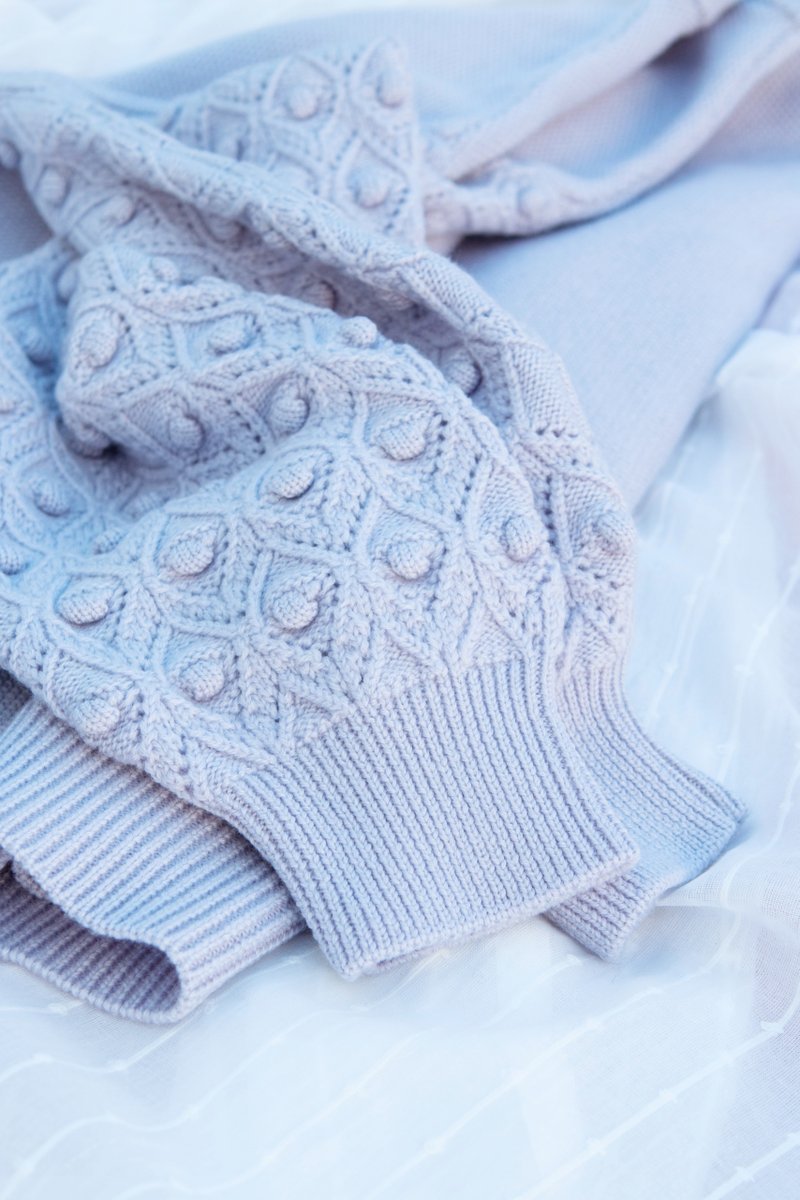 vianabanjo's tweet photo. Hay dos vestidos y una blusa con este estampado. Tengo que decir que tengo la blusa en casa y el tejido es maravilloso, satén de algodón 100% confeccionado en Cáceres. El resto de la colección es una preciosidad, mirad ♥ (también tengo el jersey y es una obra de arte :___) https://t.co/KrDSoczElY