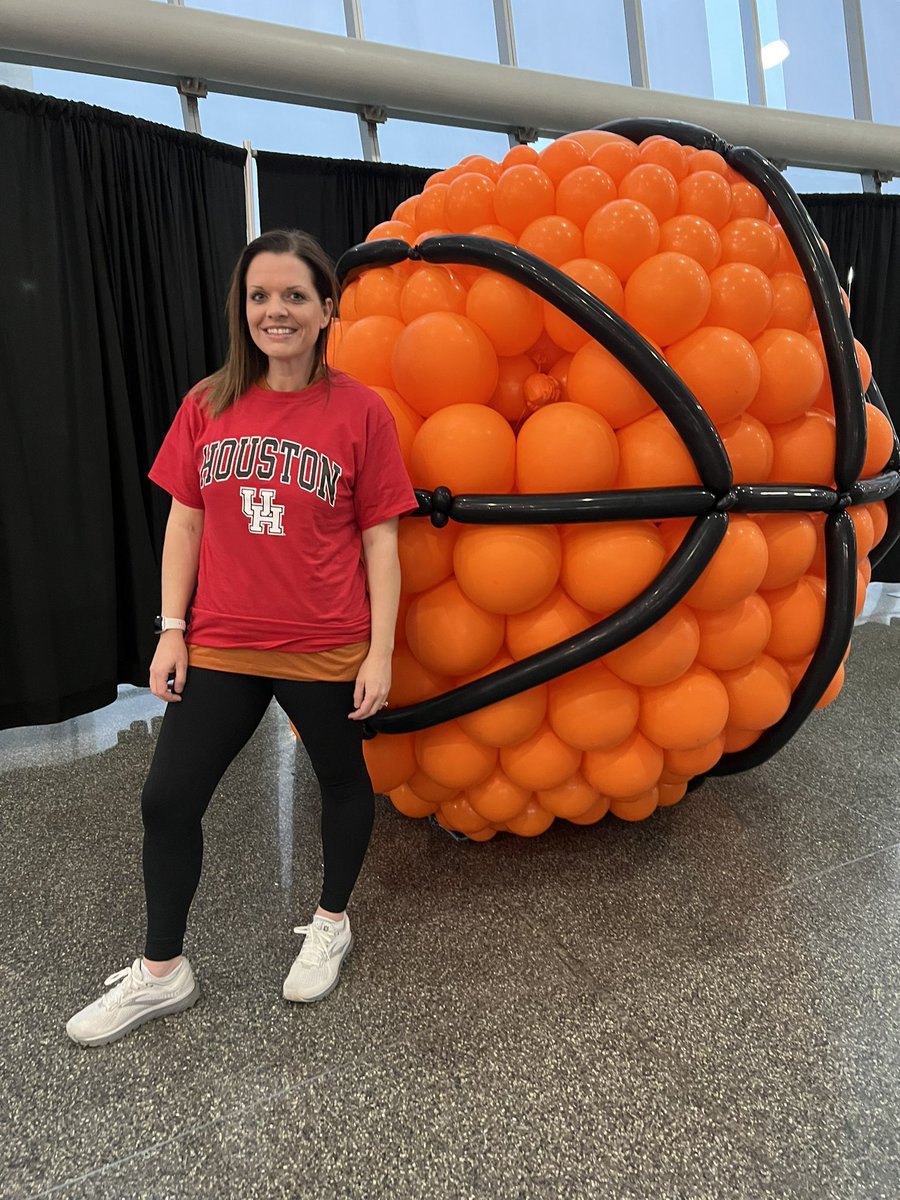 GloverHollyD's tweet photo. NCAA March Madness! ❤️🏀🧡   #SweetSixteen #BracketBusted #OnlyLookingForMatthewMcConaugheyNow 👀 https://t.co/bRFHuVaU25