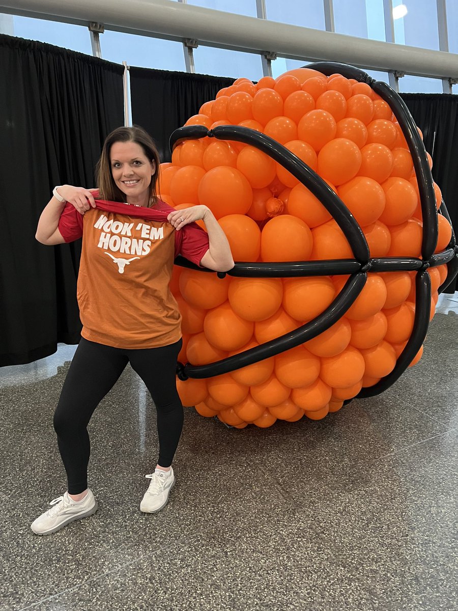 GloverHollyD's tweet photo. NCAA March Madness! ❤️🏀🧡   #SweetSixteen #BracketBusted #OnlyLookingForMatthewMcConaugheyNow 👀 https://t.co/bRFHuVaU25