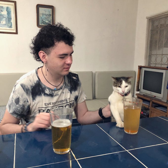 Cuando ni tu animal de apoyo emocional aguanta tus problemas  🚩🚩🚩  Pero terminamos pisteando juntos ✅✅✅