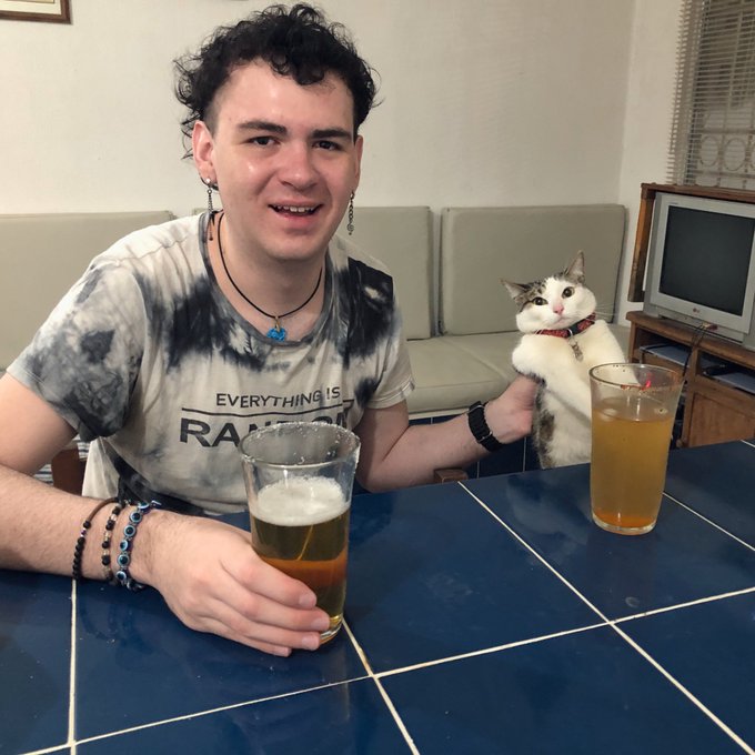 Cuando ni tu animal de apoyo emocional aguanta tus problemas  🚩🚩🚩  Pero terminamos pisteando juntos ✅✅✅