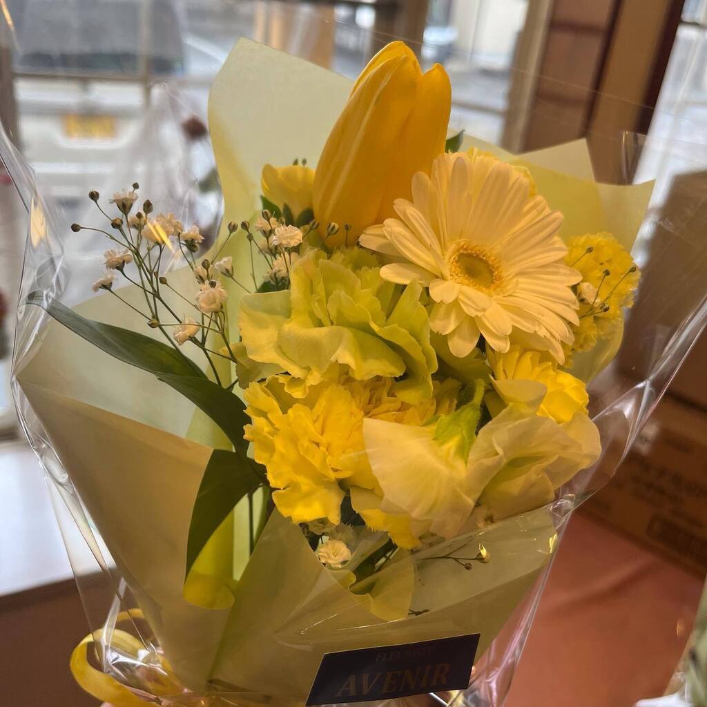 BonViveur_staff's tweet photo. こんにちは、ボンビブールです！👨🏻‍🍳✨
OG、メグさんの恩師の方から素敵な花束をいただきました💐！
綺麗なお花ありがとうございます🌸店内がさらに明るくなり、見惚れてしまいます🤤
#bonvivuer 
#ボンビブール 
#前橋グルメ https://t.co/SMknV8rI1k https://t.co/yuKFJSHE9t