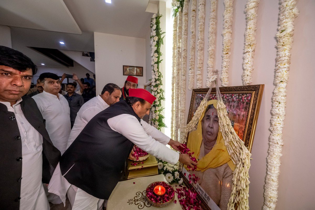 yadavakhilesh's tweet photo. नोएडा में। https://t.co/FgEMIBMqcJ