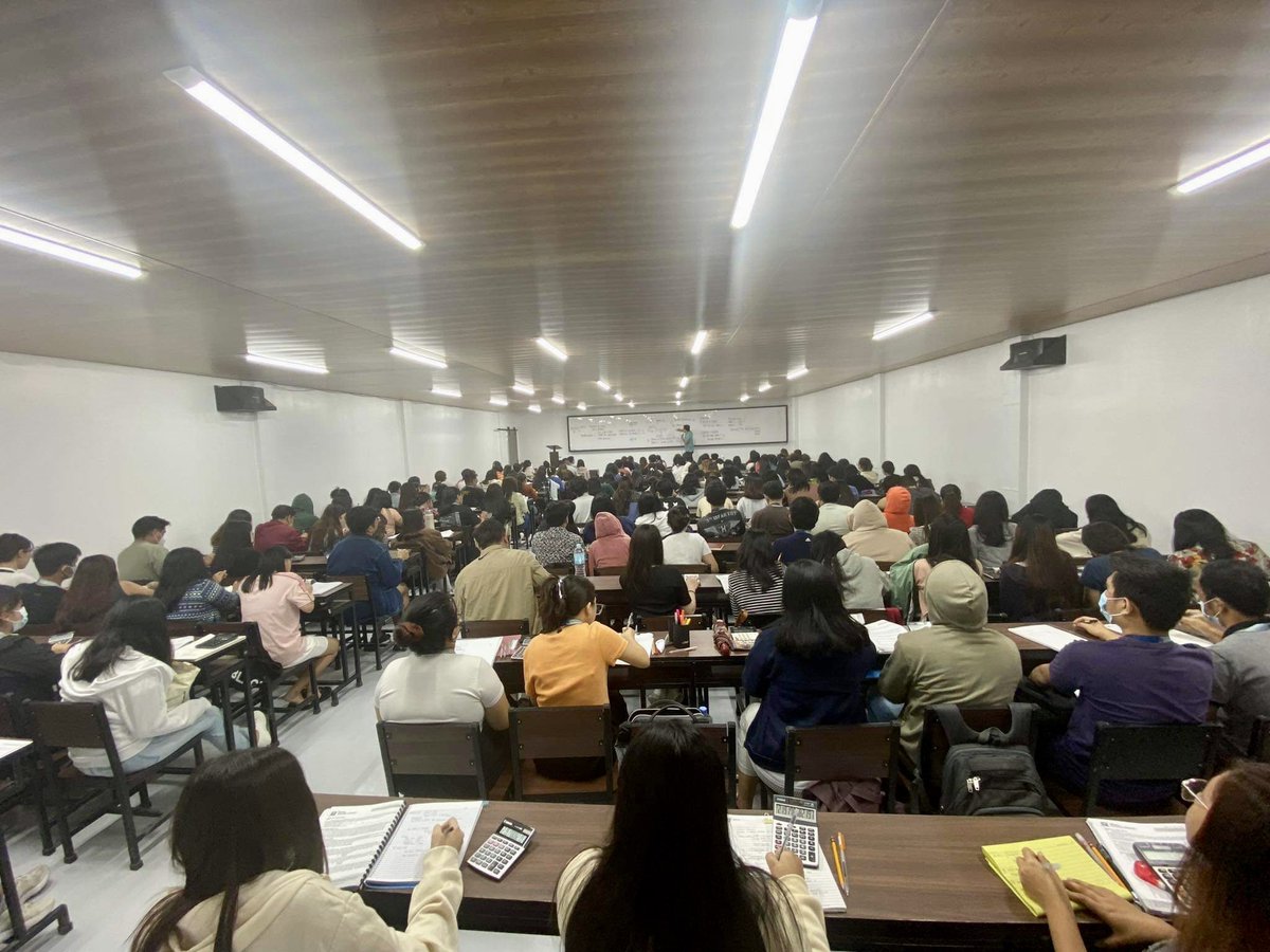 reocpareview's tweet photo. Ang sipag talaga ng mga REO Reviewees. Punong puno ang klase ni Sir Karim Abitago. Yung iba nagadvance pa at nakiseat-in. 
Ganitong ganito yung mga kakilala kong naging CPA. 😁

#REOManila
#FaceToFaceClasses
#FutureCPAwithREO https://t.co/XWDjuZPtXP