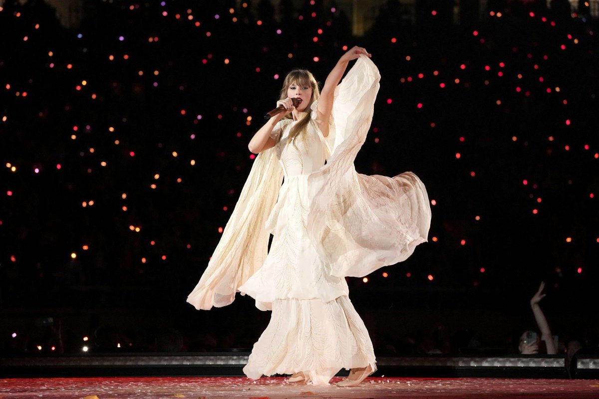 midnightstrack2's tweet photo. accounts live streaming taylor swift’s eras tour show in las vegas tonight, a thread:- https://t.co/koxgcl6dYw
