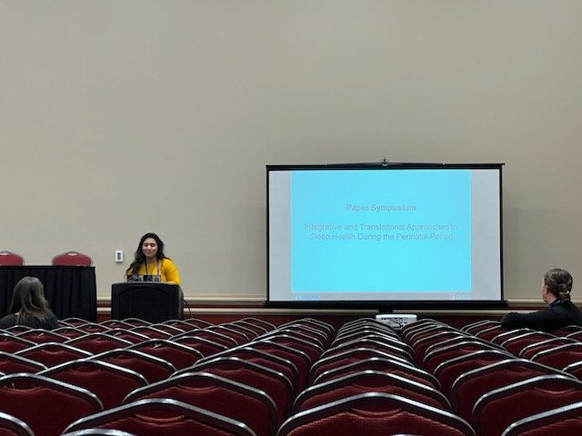 The room was filled, but not by quantity but by quality 🥹 to the one person who I didn't recognize and stayed for the whole thing and asked a question and kept nodding and smiling during my presentation, you made it all worth it - thank you so much! ♥️ #SRCD2023