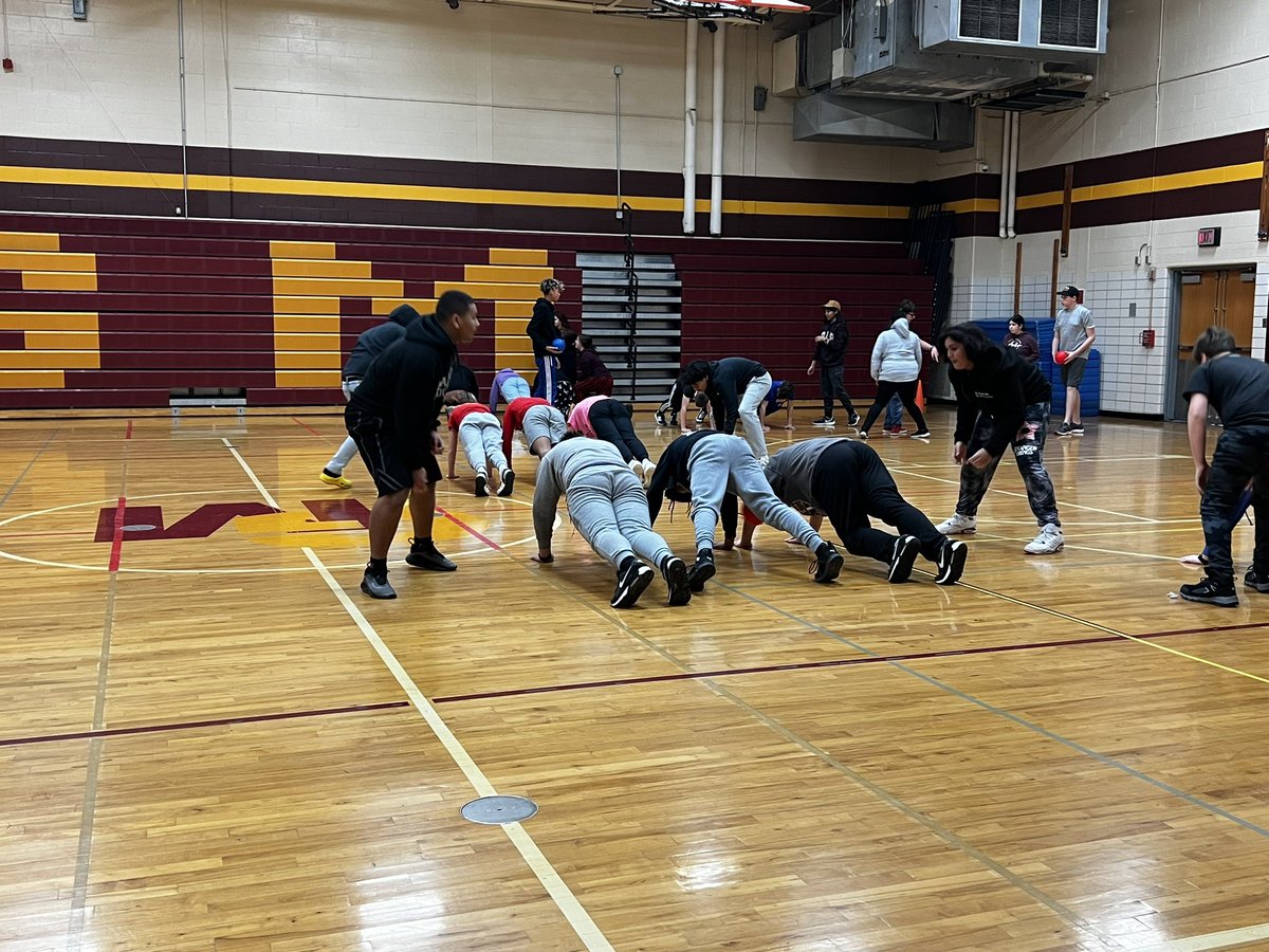 MrsMohl_HPE's tweet photo. Plank relay races! #HPE #GMMSPE https://t.co/8cOU2AuInB