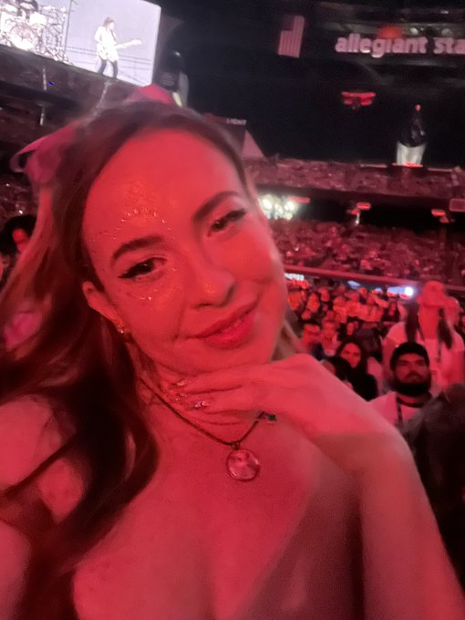 Best night of my life and she&rsquo;s not even on yet https://t.co/l8WfHwl7Nt