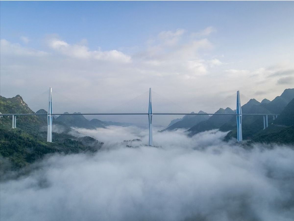 LiveinGuizhou's tweet photo. 【A giant #bridge in the cloud💕】Located in Pingtang County, #Qiannan Buyi and Miao Autonomous Prefecture, #Pingtang Bridge measures 2,135 m in total length. This two-way four-lane #expressway is praised as the "sky bridge".

📷 by Qiannan Daily

#Guizhou #China #onebridgeaday https://t.co/xoSxWFmh3X