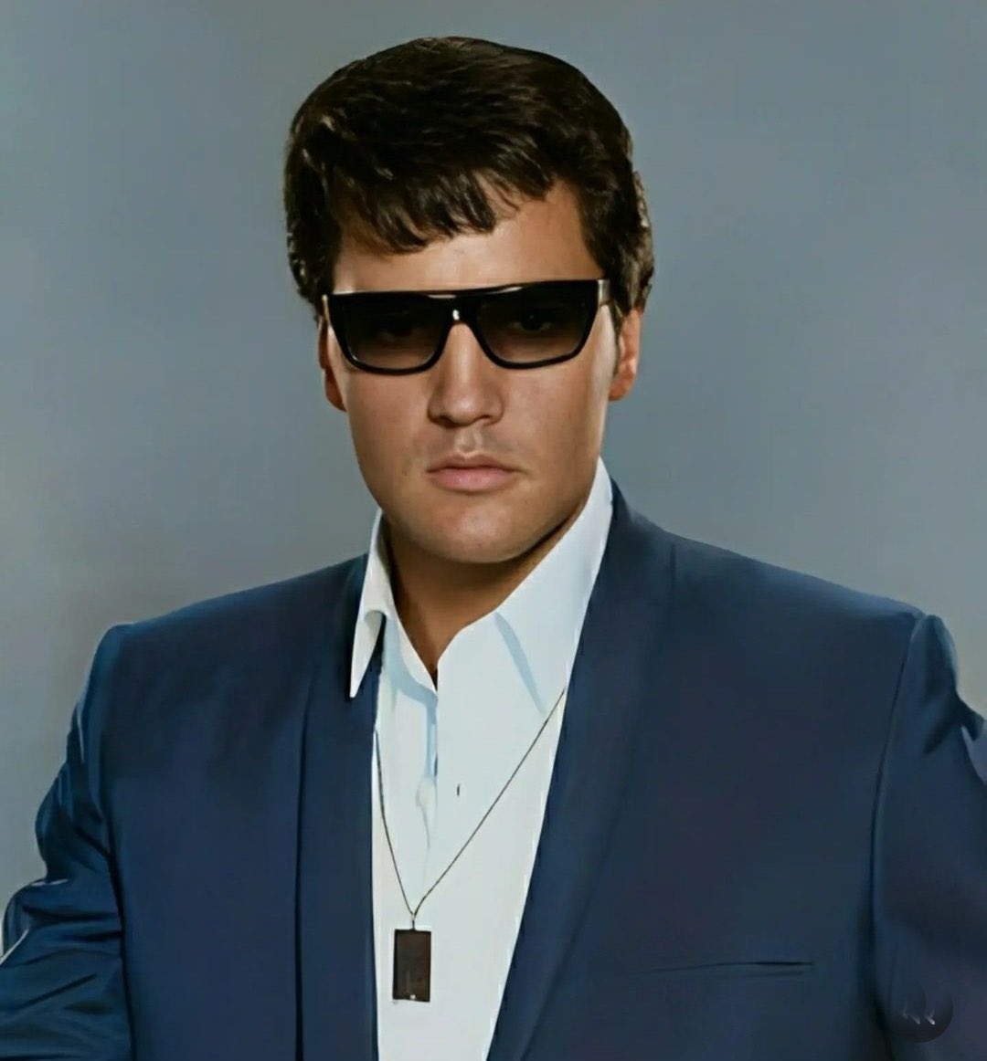 NetflixAgent's tweet image. Agent Elvis reporting for duty #agentelvis #elvis #netflix
