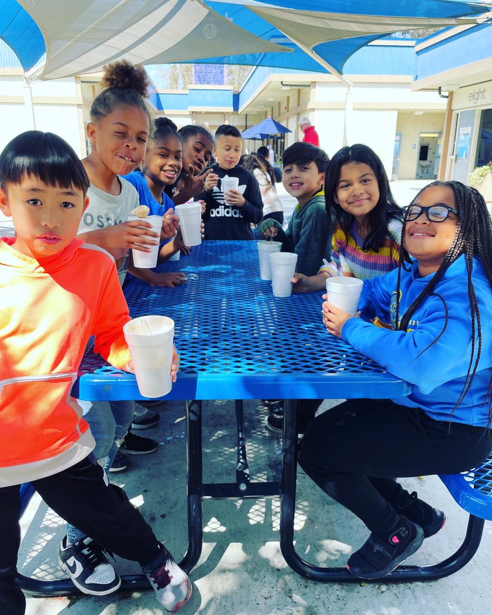 DeckerPUSD's tweet photo. Look who floated to the top of our #ptamembership drive 🙌🏼 #icecreamfloatparty #deckermakeswaves #proud2bepusd #deckerpta @1stDistrictPTA @NationalPTA @CaliforniaPTA https://t.co/bM1vU3wKhc