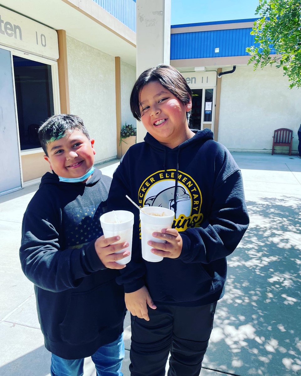 DeckerPUSD's tweet photo. Look who floated to the top of our #ptamembership drive 🙌🏼 #icecreamfloatparty #deckermakeswaves #proud2bepusd #deckerpta @1stDistrictPTA @NationalPTA @CaliforniaPTA https://t.co/bM1vU3wKhc