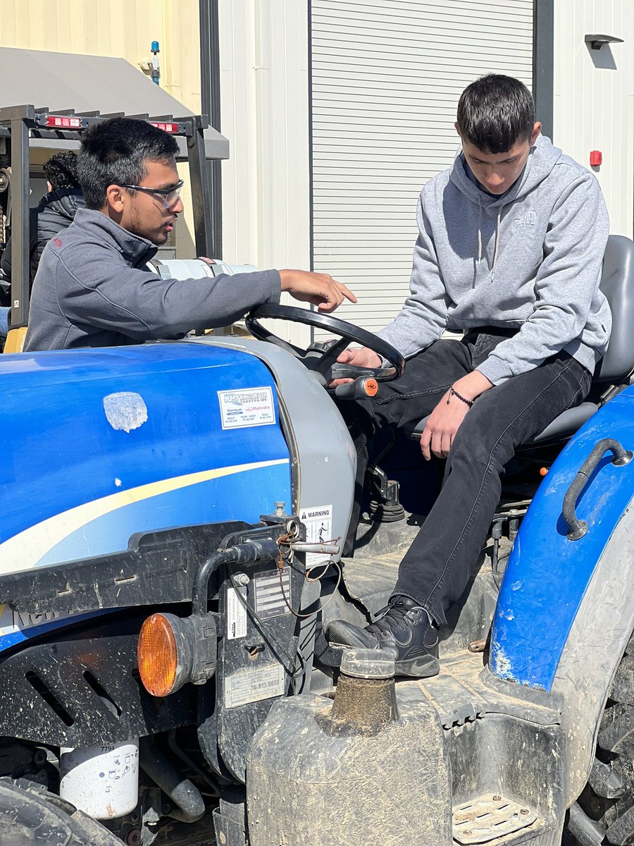 RCMechAg's tweet photo. Today we had the pleasure in hosting 11 students from Farmersville HS. Our MAG 20 students did a great job showing these seniors the ropes on operating a tractor and forklift. We hope to see some of these future technicians in the fall!!! @SCCCD @reedleycollege #futuretechs #CTE https://t.co/2eAZjOEY7O