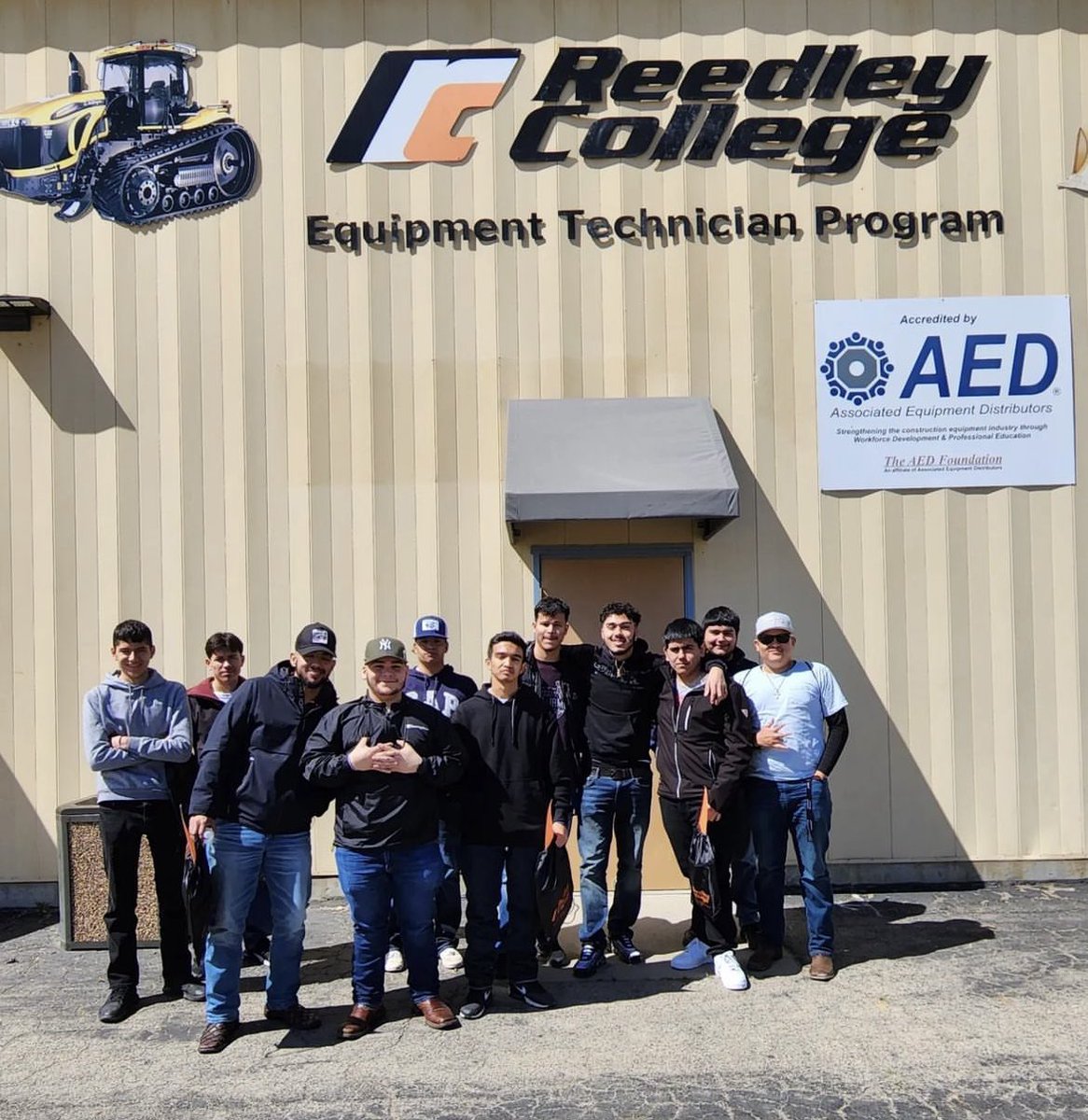 RCMechAg's tweet photo. Today we had the pleasure in hosting 11 students from Farmersville HS. Our MAG 20 students did a great job showing these seniors the ropes on operating a tractor and forklift. We hope to see some of these future technicians in the fall!!! @SCCCD @reedleycollege #futuretechs #CTE https://t.co/2eAZjOEY7O