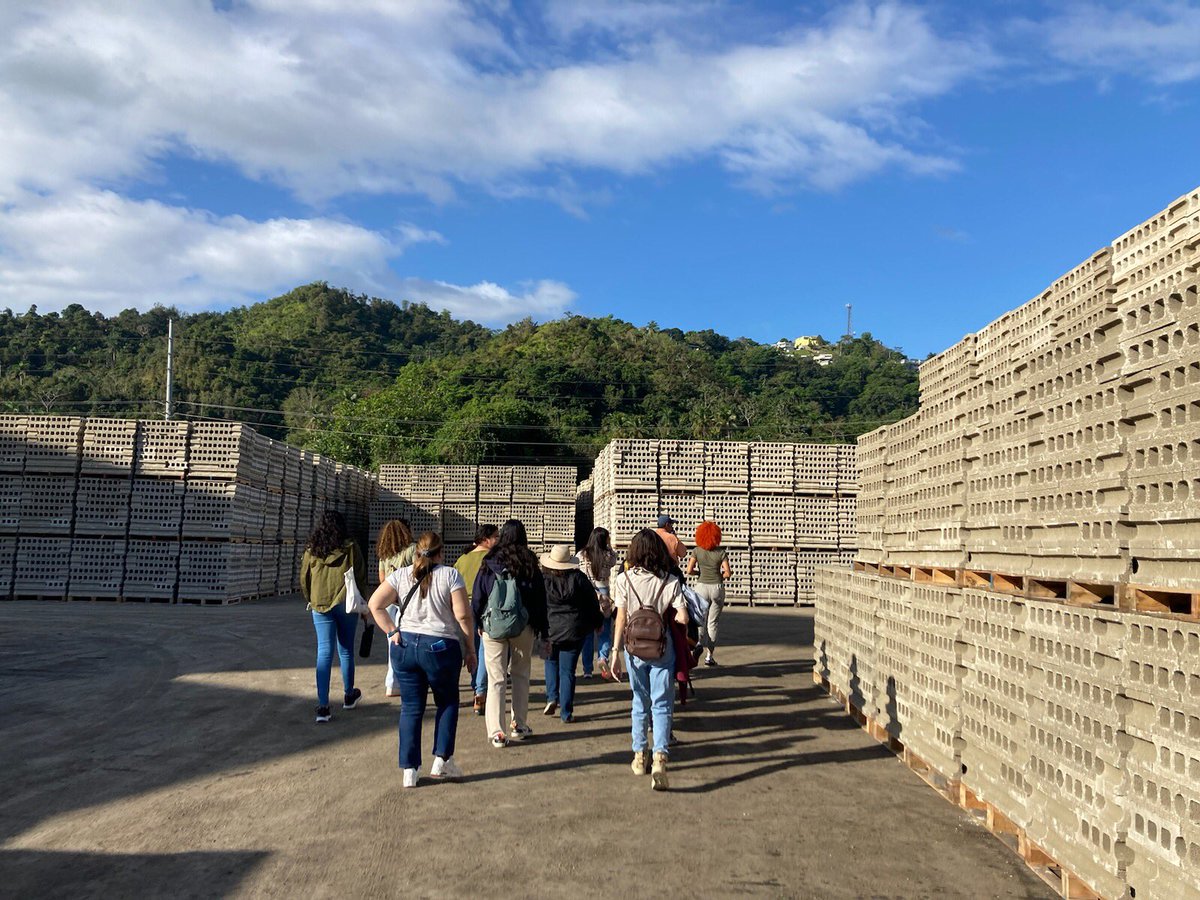 AndersonFiets's tweet photo. ¿Sabías que en Puerto Rico se recicla vidrio? Bloques Caribe en Guaynabo usa 10-15% de vidrio reciclado en la elaboración de bloques. Esto ayuda a reducir el impacto de la minería, la extracción en las canteras y alarga la vida de los vertederos. Hoy los visitamos con GREEN-PR https://t.co/1MEQC6CLsq