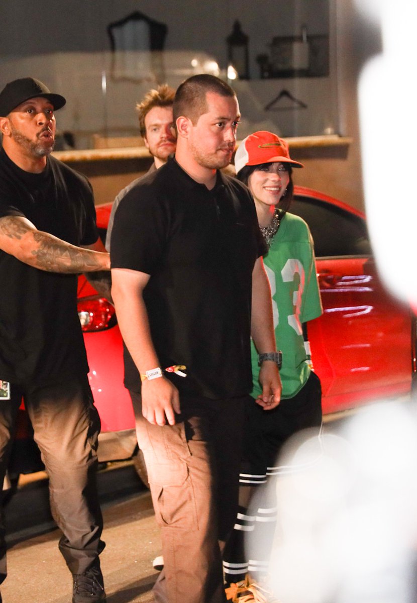Billie Eilish e Finneaa fotografados chegando à festa da Anitta com seus seguranças, em caso da Gkay aparecer.