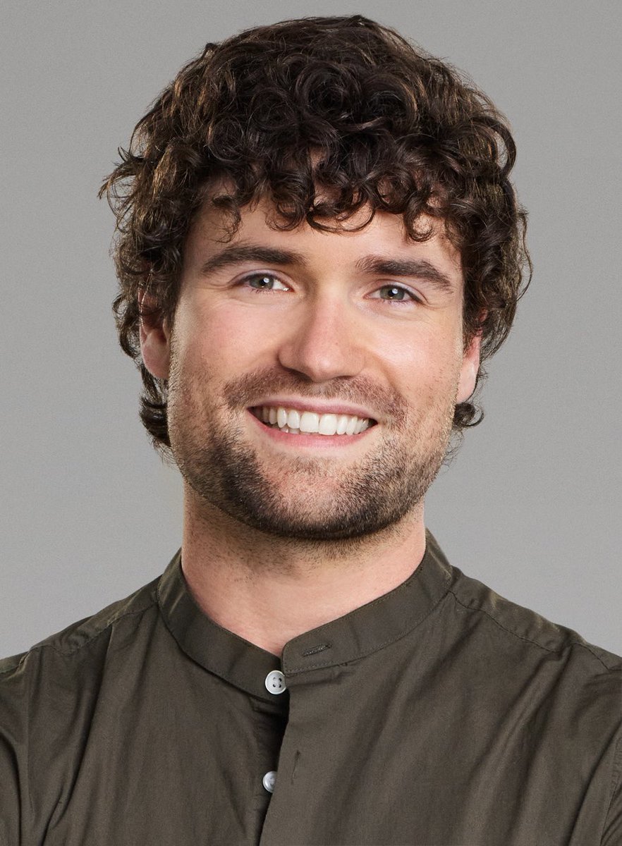 blakemadelinee's tweet photo. you cannot convince me that Paul from Love is Blind s4 isn’t the comedy magician from New Girl https://t.co/Vh9nxxbhjp