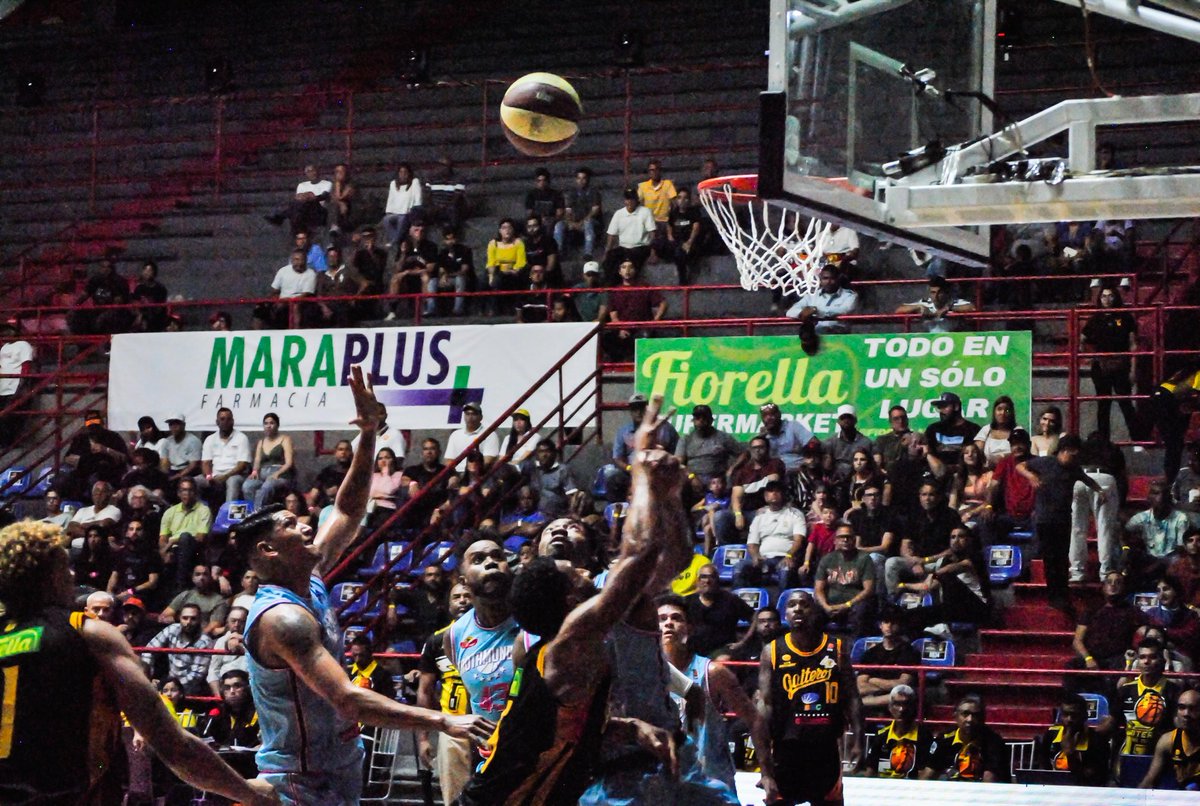 EdicionFinal's tweet photo. #SPB | Trotamundos de Carabobo apabullo a Gaiteros del Zulia en su tercer encuentro en casa en la reciente temporada de la Superliga de Balonces Venezolano con marcador 75 a 87. Con Néstor Colmenares como figura por los vigentes campeones.
📷: @rafaelaraujo94
#EdicionFinal https://t.co/bBjmtOj4M3