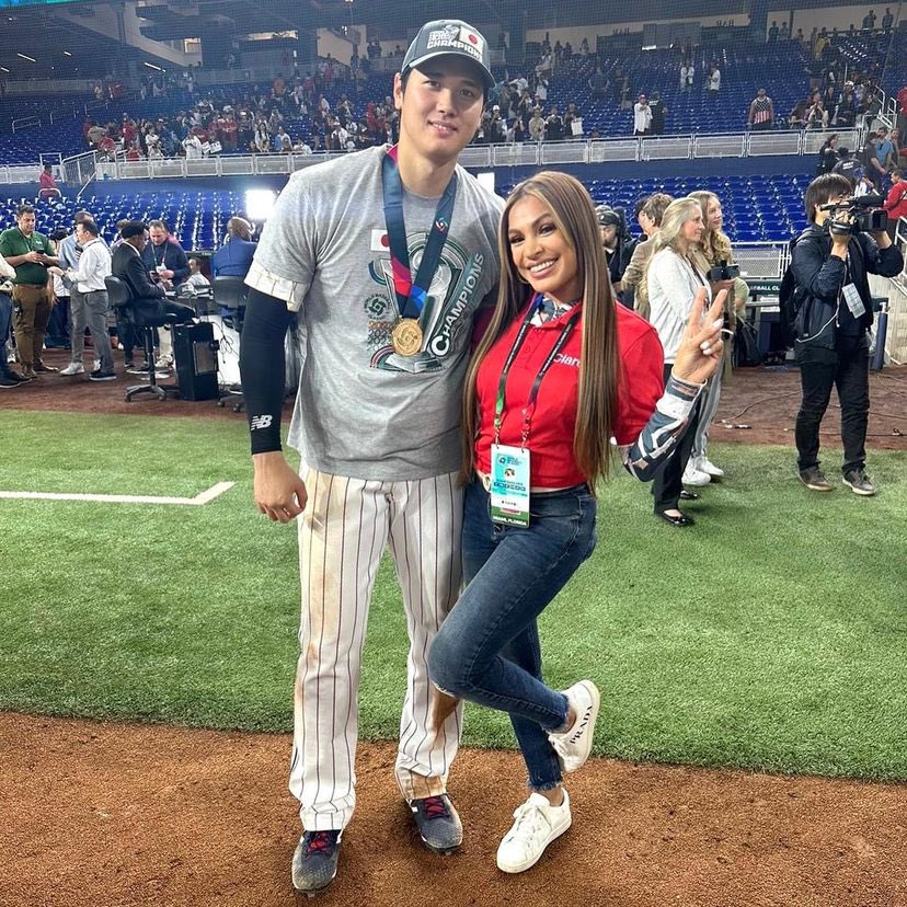 大谷翔平¹⁷ 🦄 Ohtani Shohei ¹⁷ on X: Shohei Ohtani with a reporter ©️  palomaalmontetv  / X