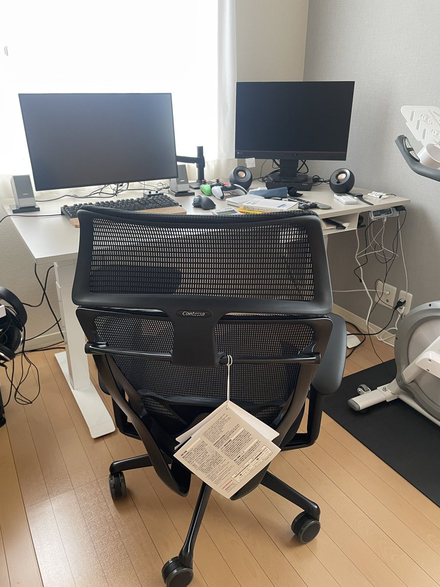 約8年程使っていたゲーミングチェアのギシギシ音に耐えかねて、2ヶ月前に奮発して買ったコンテッサ。ようやく今日届いた。末長く使えたらいいなって思う。