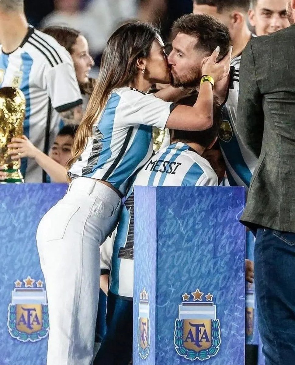 anoche soñé con vos
-jajaj q soñaste
no me acuerdo