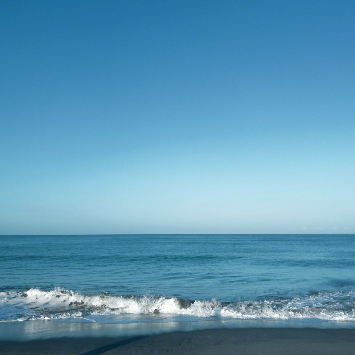 i just wanna sit in front of the ocean and listen to the waves.