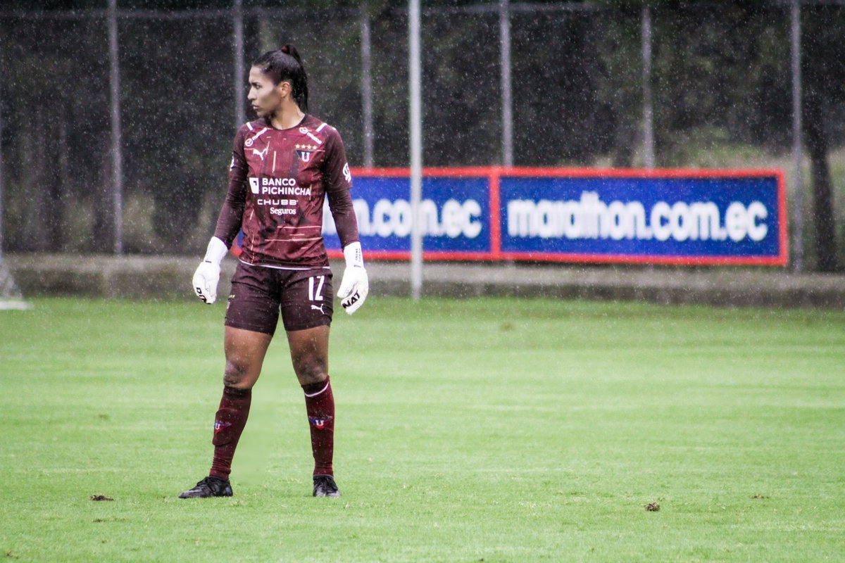 irenetobarmera's tweet photo. Espíritu de cuerpo, valiente de corazón.
Mujer Valiente. 👧🏽💪🏽⚽️
Dios es bueno.
📸 @_analiagd
📸 @GuerrerasLDU
🧤 @RinatOficial
#dios #mujervaliente #irenetobar #fútbol #goalkeeper #copachubb #picture #photooftheday #soccerlife #lluvia #rainphotography #quito https://t.co/EAVvB97ZOP