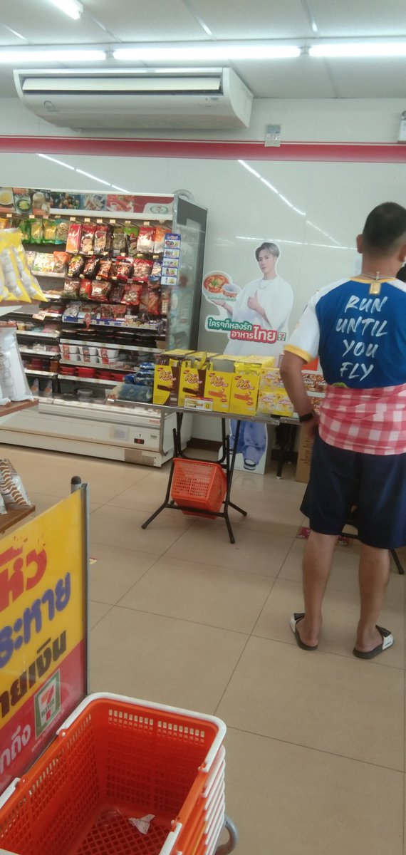 ไม่มีหน้าเซเว่น...พนักงานบอกกลัวพี่แจ็คเป็นลมแดด...เลยเอาไว้ด้านใน...ไม่มีโอกาสได้ถ่ายใกล้ๆอ่ะ...เห้อ... #JacksonWang #711THxJacksonWang #7ElevenThailand <a href="/JacksonWang852/">Jackson Wang</a>