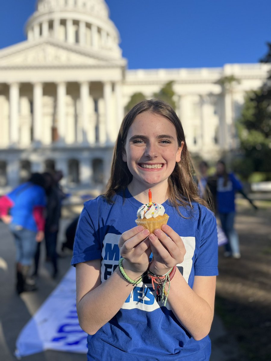 AMarch4OurLives's tweet photo. Today, we celebrate #5YearsOfMarchForOurLives. Also, today, we celebrate Lily’s 18th birthday, while she rallies young people at her state capital in CA.
5 years ago, Lily was 13 and began organizing with us. Today, she says her voice just got more powerful— now she can vote. https://t.co/ONCjruhHPF